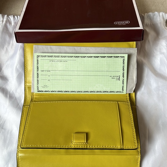 New in Box Coach Bleecker Bottle Green Checkbook Wallet Tattersall Lining w/tags - Picture 6 of 13